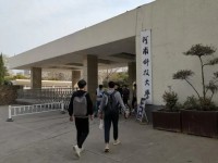 河南科技大学只给留学生装空调，40多度高温学生睡不着，集体喊楼抗议