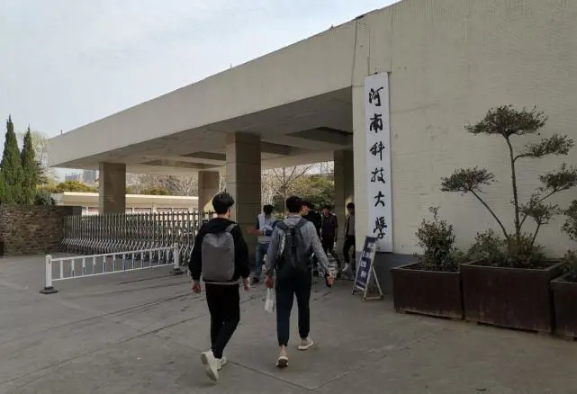 河南科技大学只给留学生装空调，40多度高温学生睡不着，集体喊楼抗议